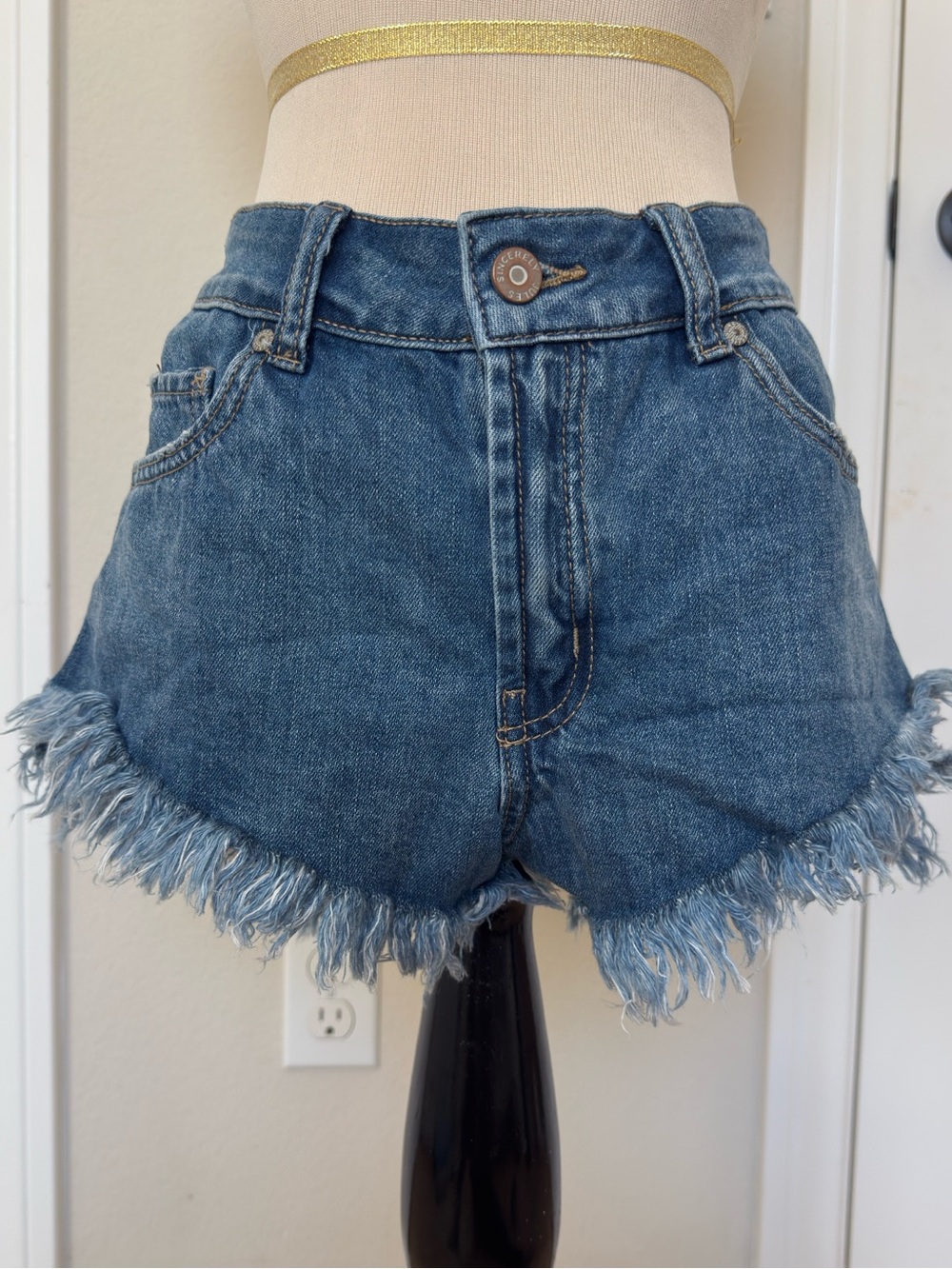 Women’s High Rise Cut Off Denim Shorts with Distressed Frayed Hem Size 26